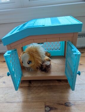 LITTLE LIVE PETS Mama Surprise Guinea Pig Interactive Hutch Toy